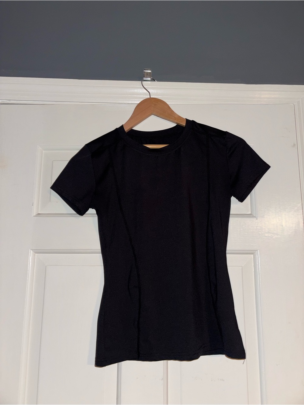 Amazon Women's Black Muscle Tee Short Sleeve Fitted Silhouette